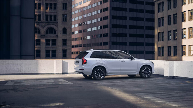 Volvo XC90 2.0 B5P Plus Pro Dark 5dr AWD Geartronic [Revised] Petrol Estate - Image 3